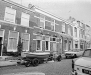 858889 Gezicht op de voorgevels van de huizen Bollenhofsestraat 96 (links) -hoger te Utrecht.